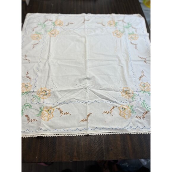 Vintage Hand-Embroidered Floral Tablecloth With Scalloped Edge & Lace Trim - Picture 5 of 5